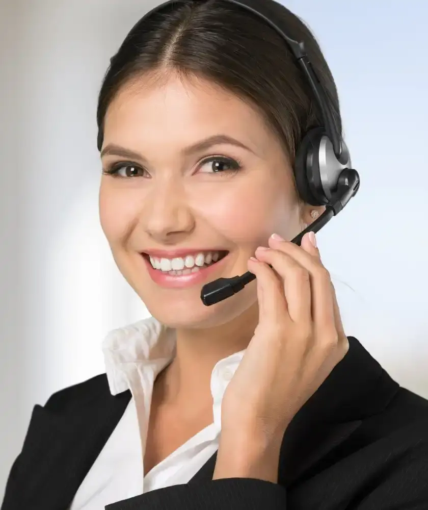 Mitarbeiterin in der Kundenberatung mit Headset