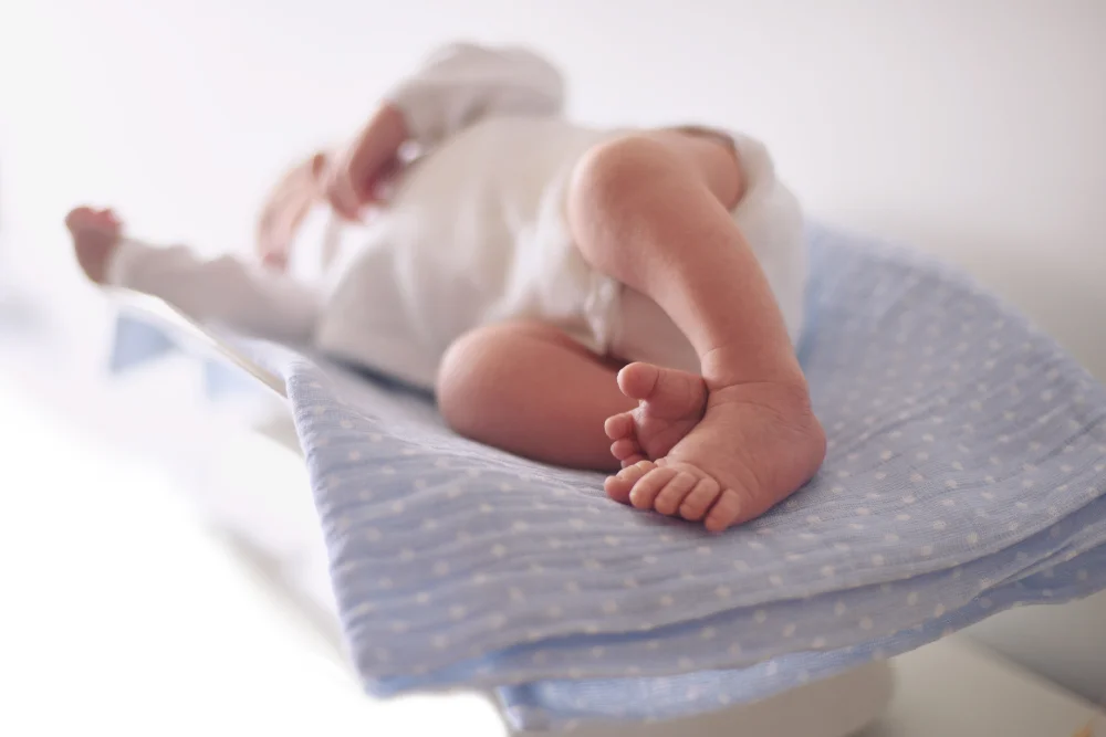 Baby-auf-Waage.webp