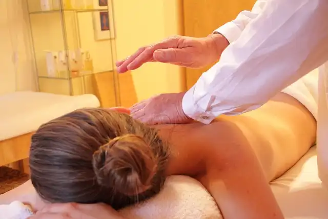 Frau erhält Rückenmassage