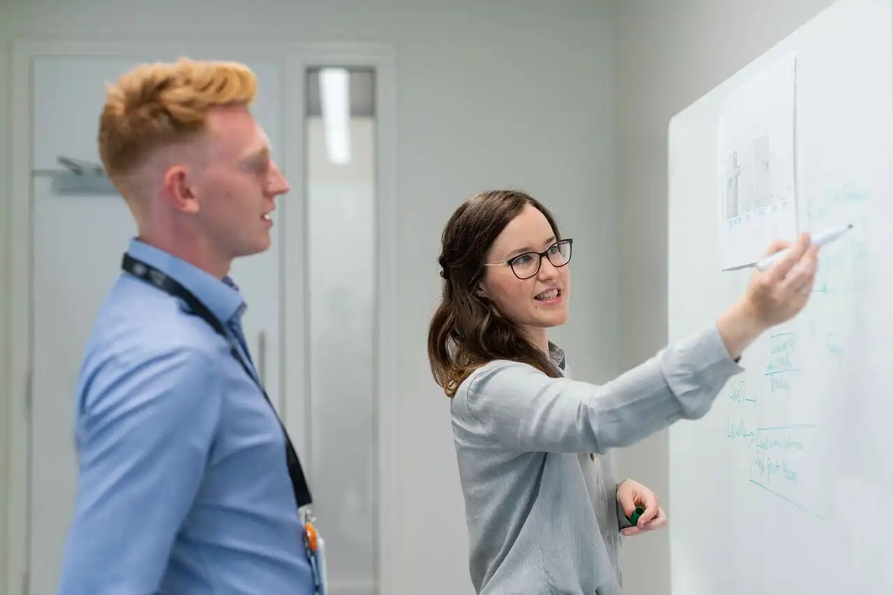 Mitarbeiter am Whiteboard