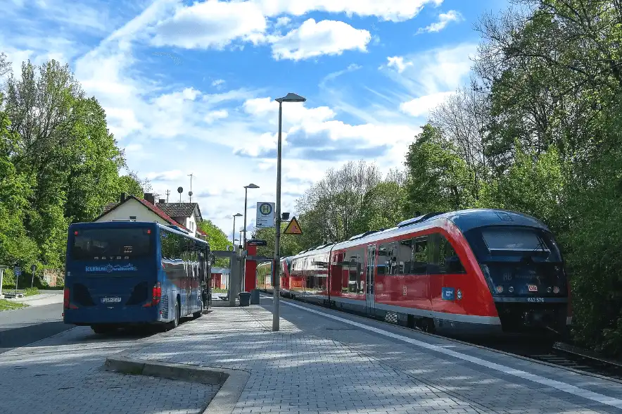 Bus und Bahn unter sonnigen Himmel