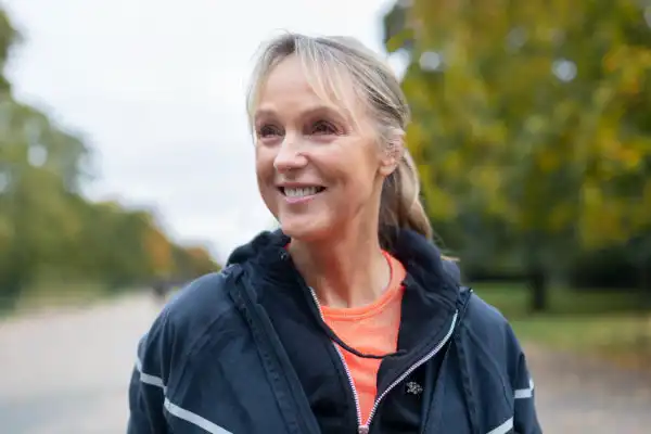 ältere Frau sportlich im Freien