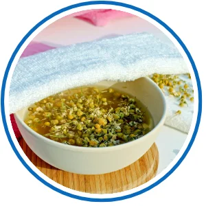 Öl mit Kräutern in Schale mit Handtuch