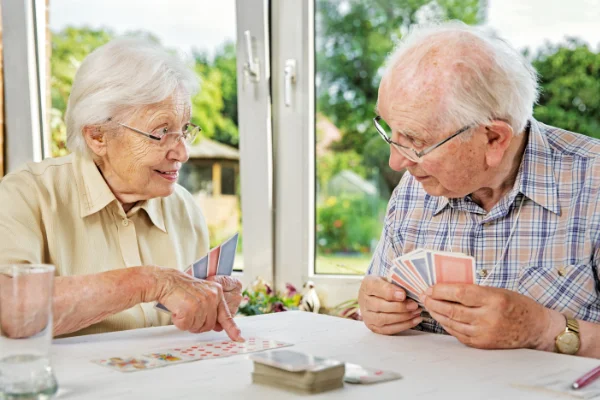 Rentner spielen Karten