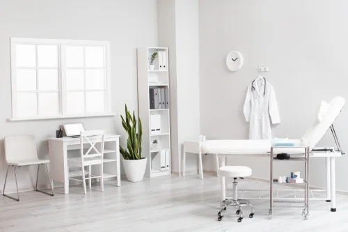 helles Praxiszimmer mit Untersuchungsliege