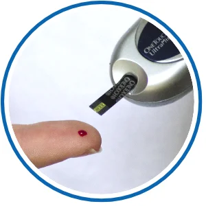 Finger mit Blutstropfen und Gerät