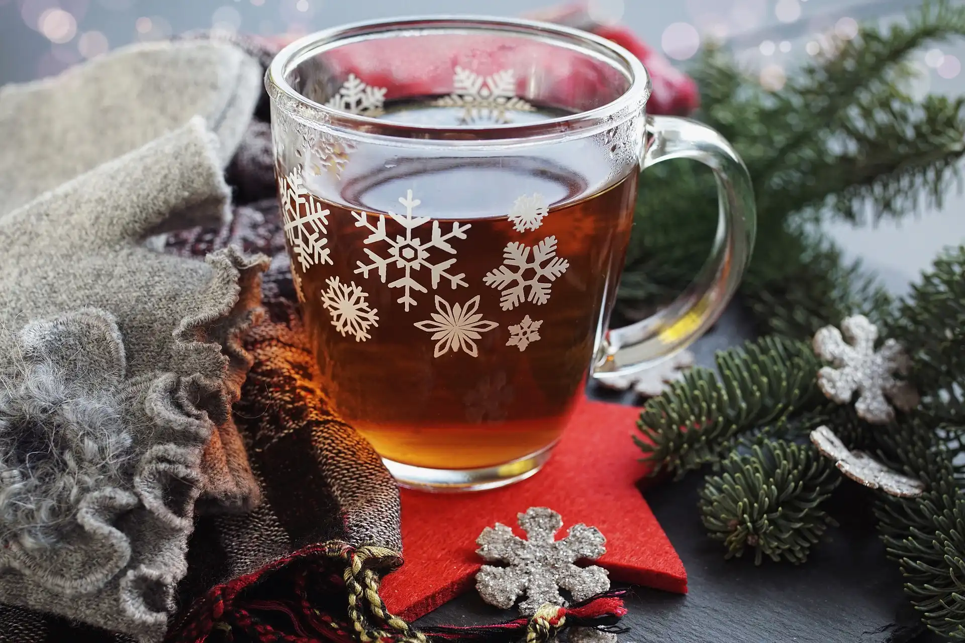 Henkelglas mit Getränk und Weihnachtsdeko 