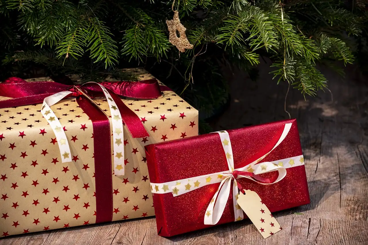 Weihnachtsgeschenke unterm Baum