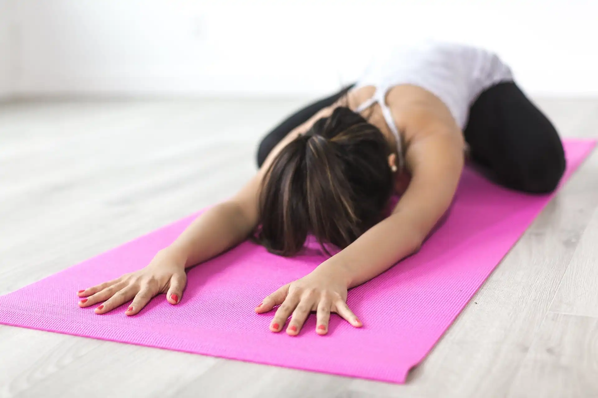 Frau macht Yoga