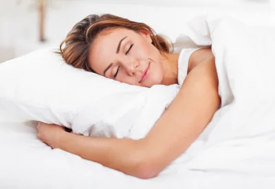 im Bett schlafende Frau