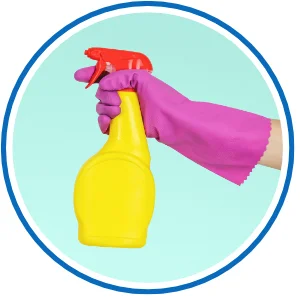 Sprühflasche von Hand mit Handschuh gehalten 
