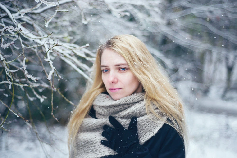depressive Frau im verschneiten Wald