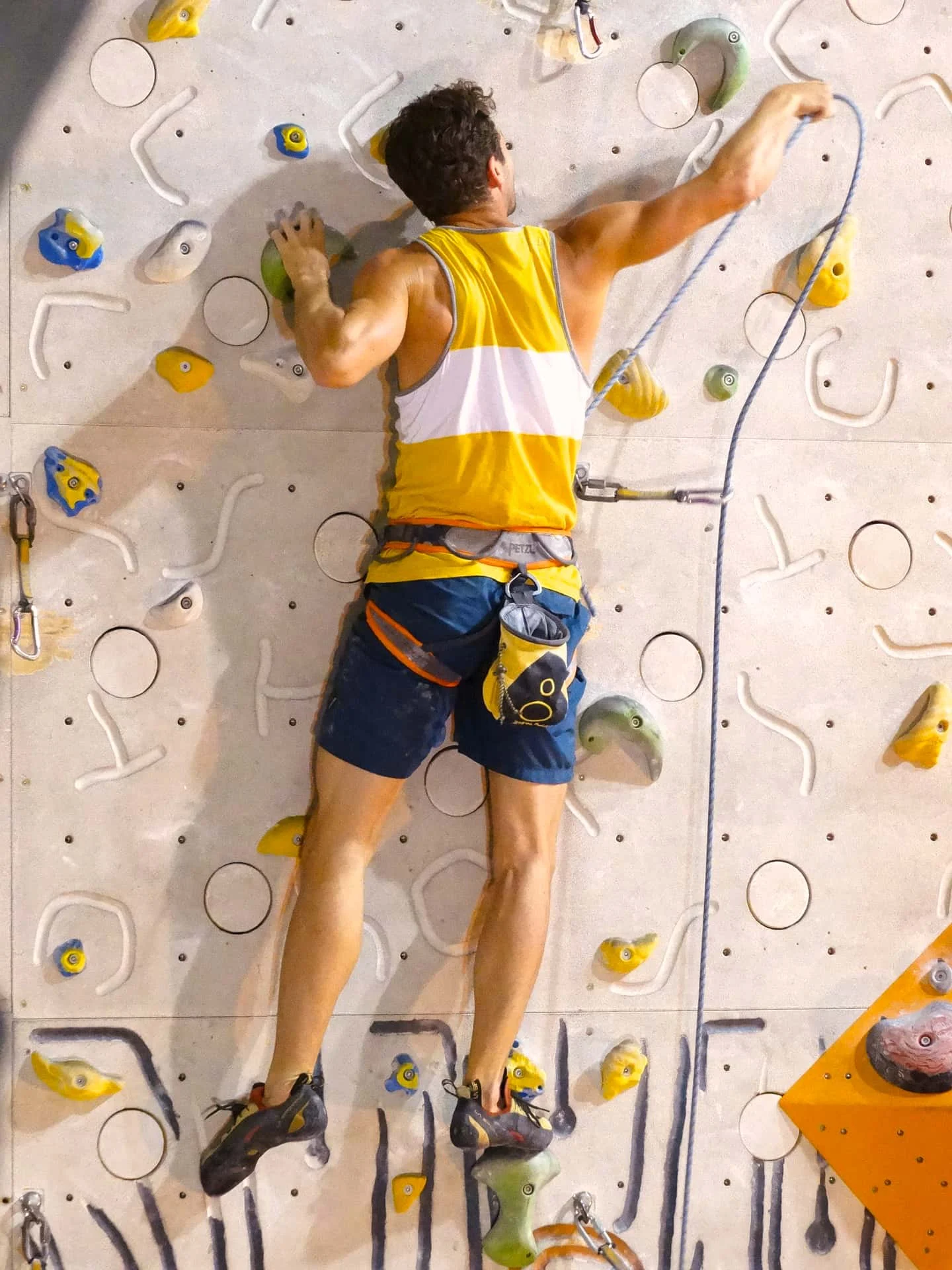 Mann an Kletterwand