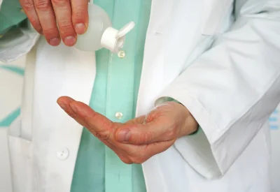 Arzt desinfiziert seine Hände 
