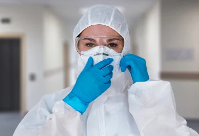 Frau in Schutzkleidung