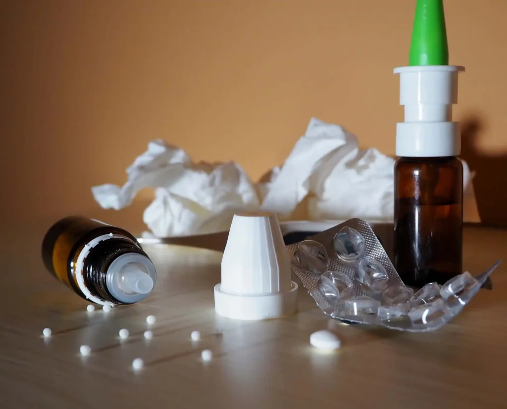 offene Fläschchen und Tablettenpackungen 