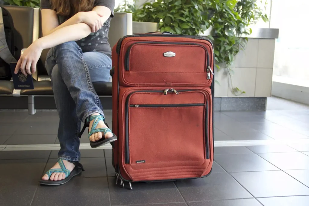 Warten mit Rollkoffer