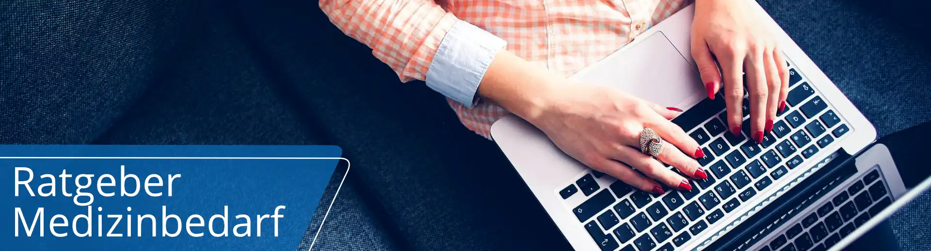 Banner Ratgeber Medizinbedarf | Frau mit Laptop