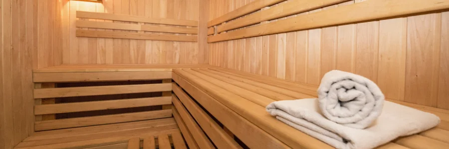 leere Sauna mit Handtüchern